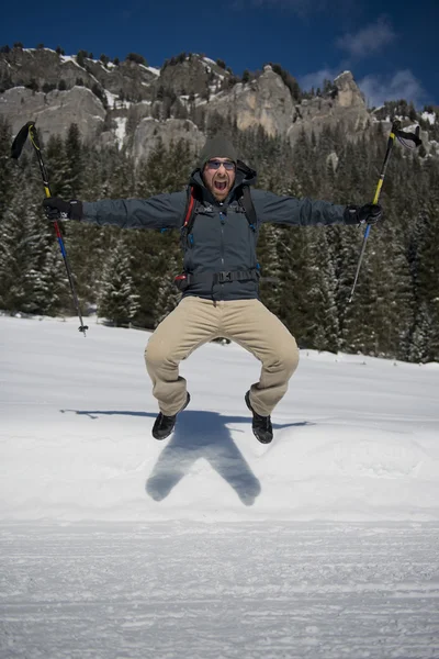 Senderista Saltando en un sendero nevado —  Fotos de Stock