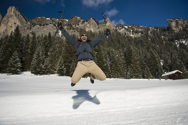 Wandelaar springen op een besneeuwde parcours — Stockfoto