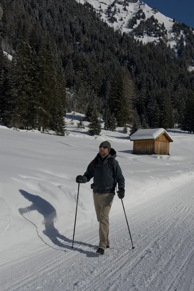 Escursionista su un sentiero innevato — Foto Stock