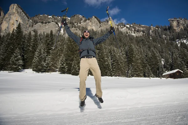 Hiker hoppa på en snöig spår — Stockfoto