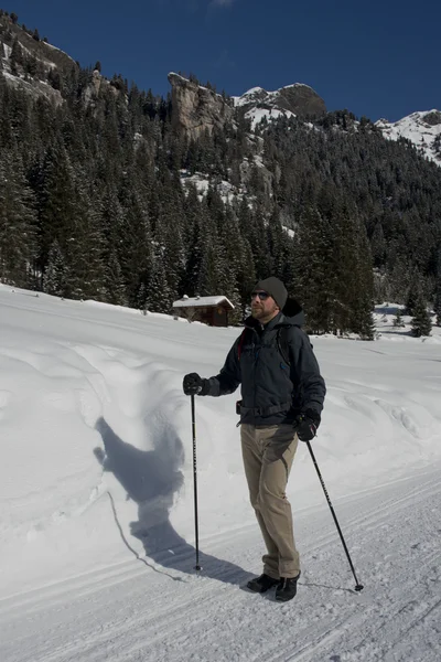 Escursionista su un sentiero innevato — Foto Stock