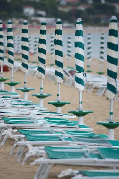Рядок пляжних парасольок — стокове фото