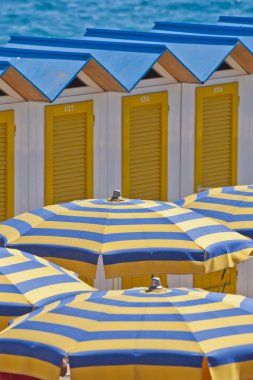 Cabanas ve plaj şemsiyeleri