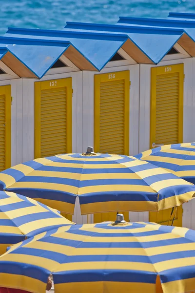 Cabanas en strand parasols — Stockfoto