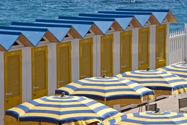 Cabanes et parasols de plage — Photo