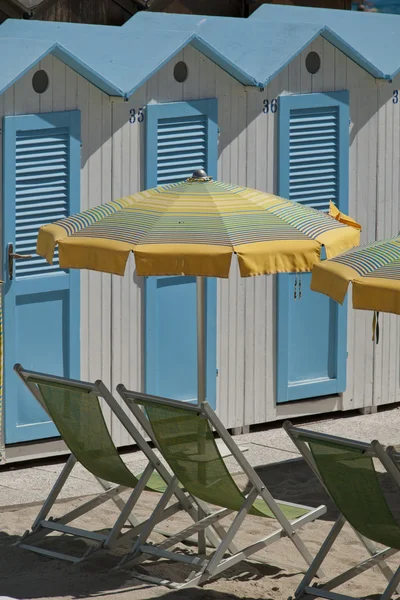 Cabanas en strand parasols — Stockfoto
