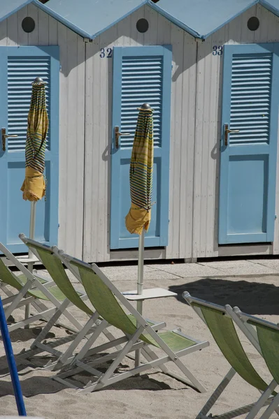 Cabanes et parasols de plage — Photo