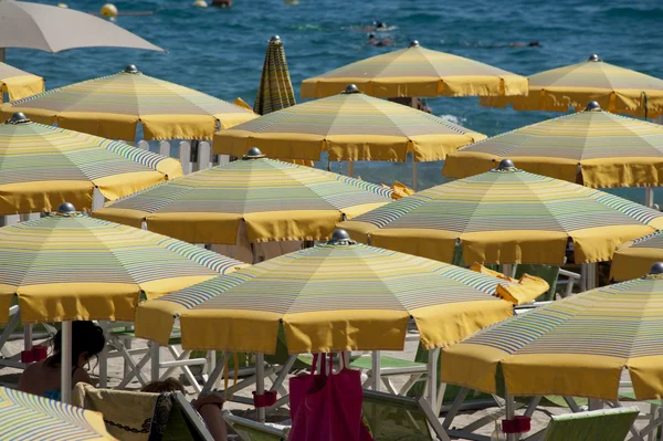 Cabanes et parasols de plage — Photo