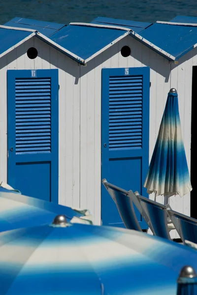 Cabanas en strand parasols — Stockfoto