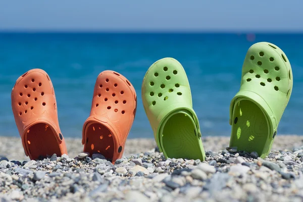 Deux paires de sandales sur la plage — Photo