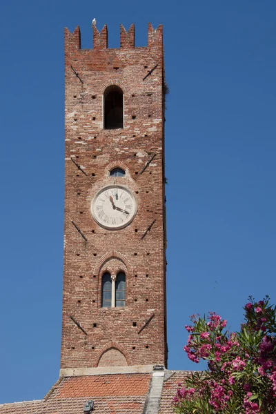 Klokkentoren in het dorp van noli — Stockfoto