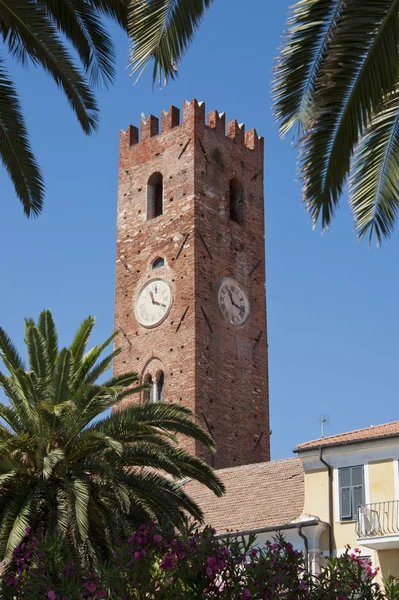 Klokkentoren in het dorp van noli — Stockfoto