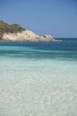 Cala Granu 'daki denizin harika renkleri, Porto Cervo yakınlarında bir körfez.