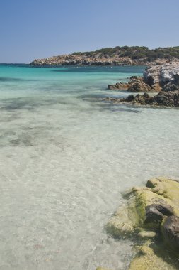 Cala Granu 'daki denizin harika renkleri, Porto Cervo yakınlarında bir körfez.