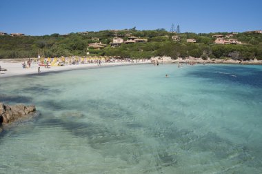Cala Granu 'daki denizin harika renkleri, Porto Cervo yakınlarında bir körfez.