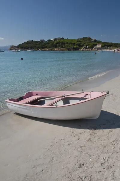 Kleines rosafarbenes Boot auf Santa Maria Island — Stockfoto