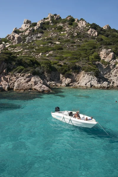 Cala corsara, nádherné mořské vody v spargi — Stock fotografie