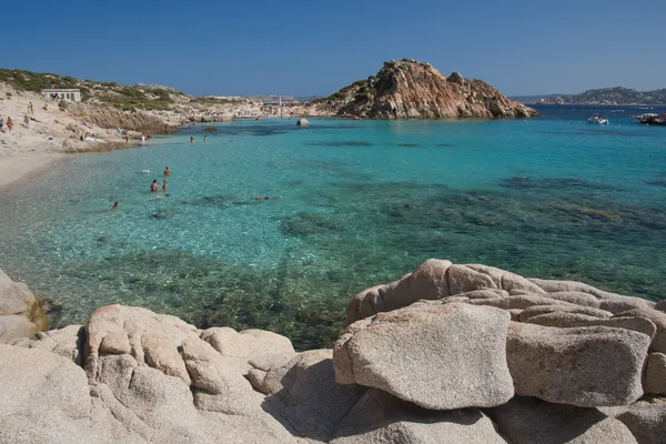 Cala corsara, nádherné mořské vody v spargi — Stock fotografie