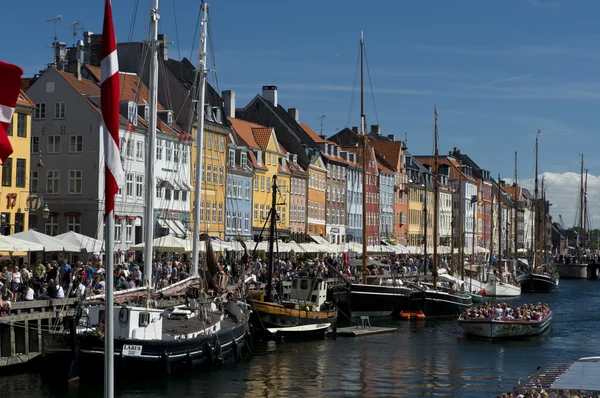 De fargerike bygningene i Nyhavn i København. – stockfoto