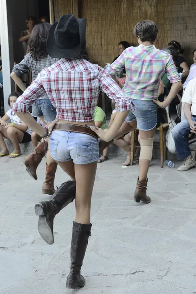 Cowgirls dancing — Stock Photo, Image