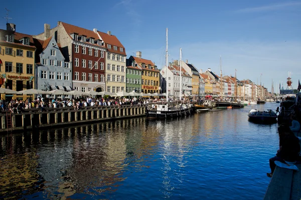 De fargerike bygningene i Nyhavn i København. – stockfoto