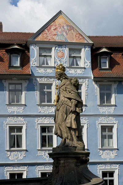 Standbeeld en historische huis in bamberg — Stockfoto