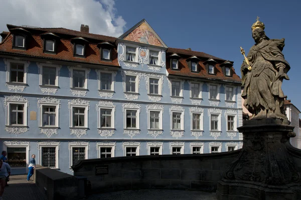 Standbeeld en historisch pand in bamberg — Stockfoto