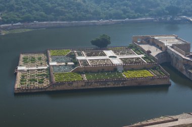 amber fort jaipur yakınındaki gölde bahçeleri