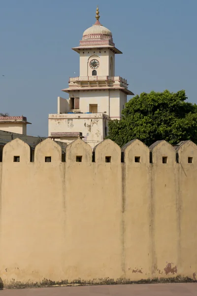 Stadspaleis van de wanden van jantar mantar, observatorium in jaipur — Stockfoto