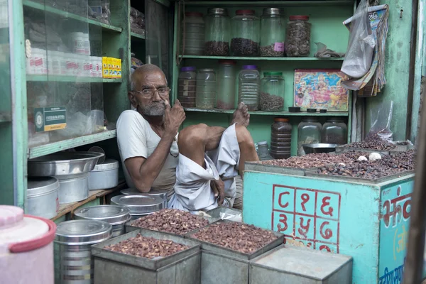 Homem indiano típico em uma loja — Fotografia de Stock