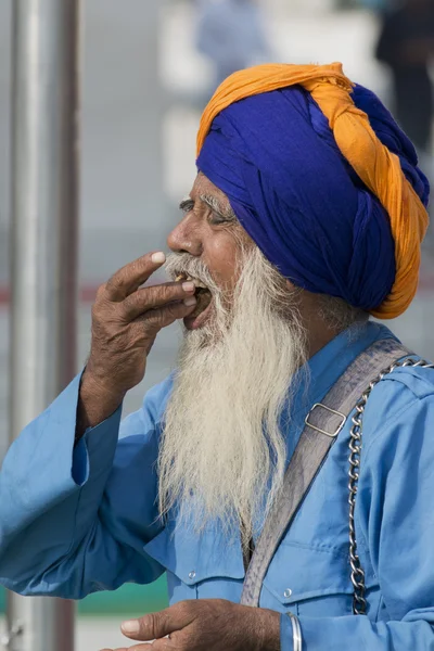 Åldern sikh äta erbjudande — Stockfoto