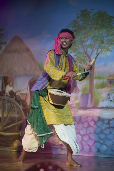 खजुराहो मध्ये पारंपारिक कपडे घातलेले नर्तक — स्टॉक फोटो, इमेज