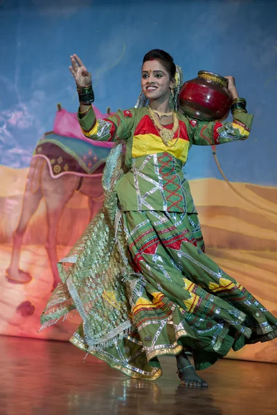 Traditionele gekleed danser in khajuraho — Stockfoto