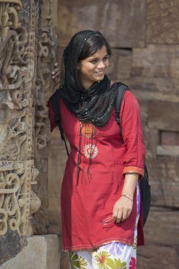 genç bir Hintli kız qutub minar Delhi'de de poz