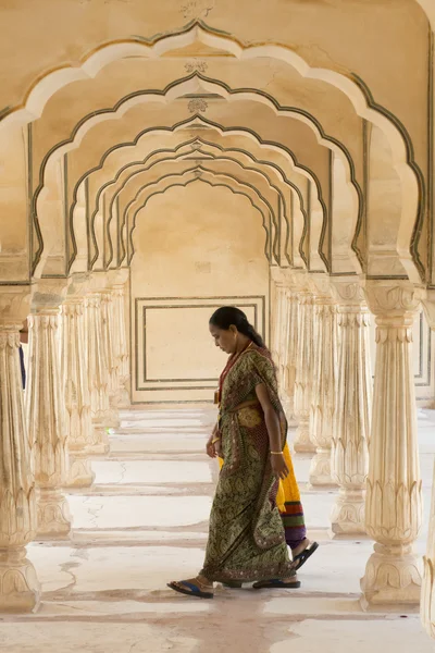 Indiase vrouw in het amber fort — Stockfoto