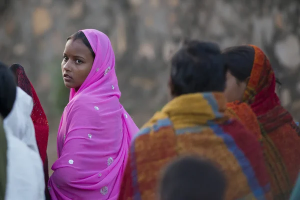 Молодая индийская девушка в фуксии Сари — стоковое фото