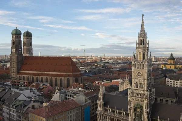 Ptaka frauenkirche oraz ratusz — Zdjęcie stockowe