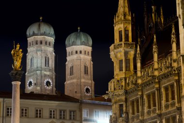 gece tarafından Münih'te frauenkirche kuleleri