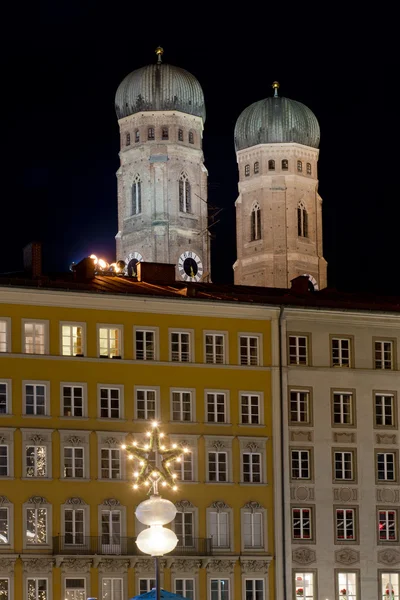Torres de Frauenkirche em Munique à noite — Fotografia de Stock