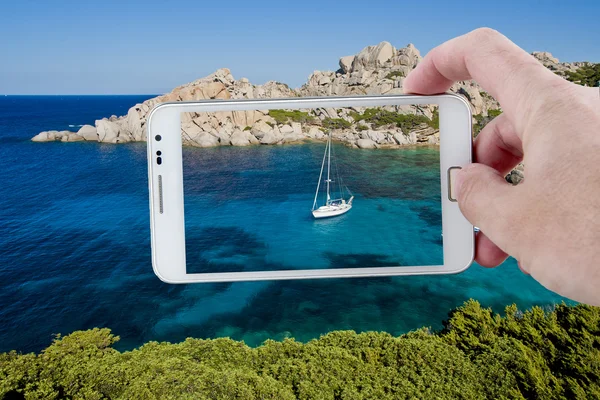 Фотография со смартфоном на Сардинии — стоковое фото
