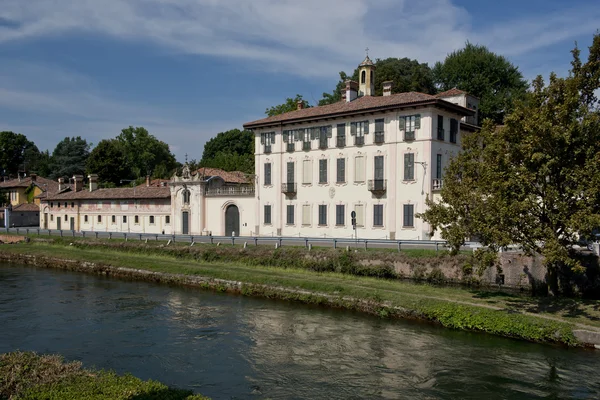 Palast am Ufer des Flusses in Cassinetta di lugagnano — Stockfoto