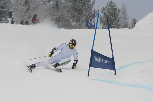 Skirennläuferin im Riesenslalom-Test — Stockfoto