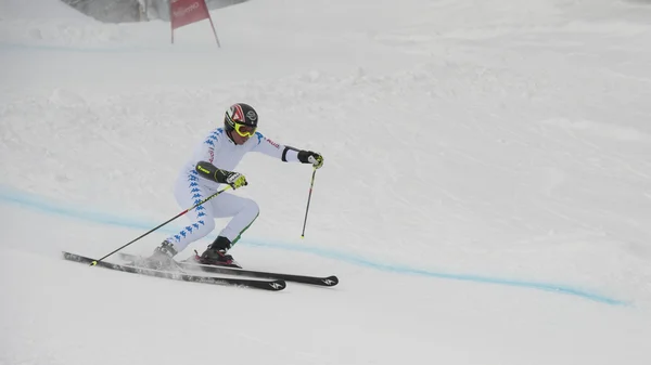 Skirennläuferin im Riesenslalom-Test — Stockfoto