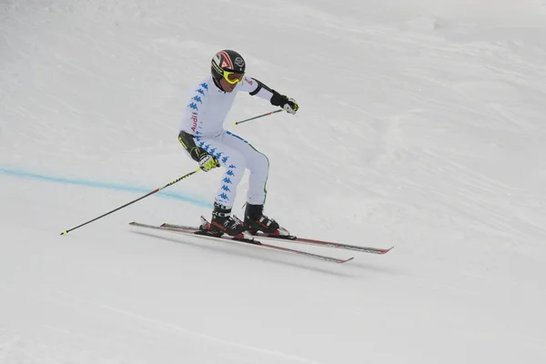 Skirennläuferin im Riesenslalom-Test — Stockfoto