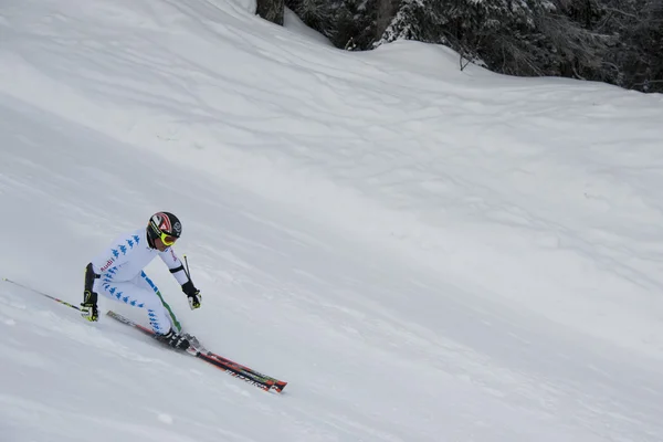 Skirennläuferin im Riesenslalom-Test — Stockfoto