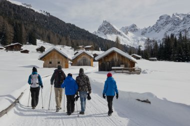 karlı bir iz üzerinde dağ kulübeleri hiking grubu