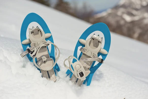 Raquetas de nieve azul en la nieve — Foto de Stock