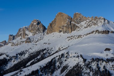 kar, tepeler ve bulutlar