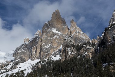 kar, tepeler ve bulutlar