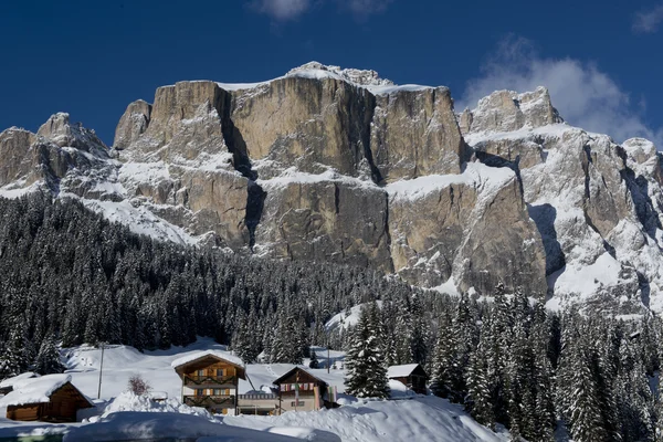 Chalet im Fassatal — Stockfoto